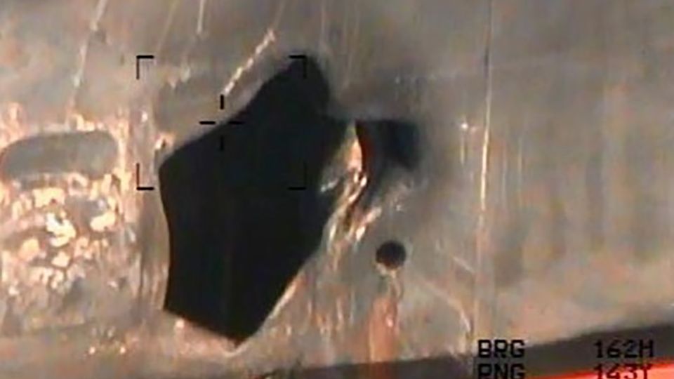 Diese Bild zeigt nach Pentagon-Angaben das Loch, das eine Haftmine in den Rumpf der "Kokuka Courageous" gerissen haben soll Diese Bild zeigt nach Pentagon-Angaben das Loch, das eine Haftmine in den Rumpf der "Kokuka Courageous" gerissen haben soll