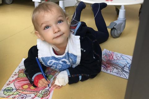 Victoria liegt im Krankenhaus auf dem Boden und malt