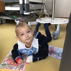 Victoria liegt im Krankenhaus auf dem Boden und malt