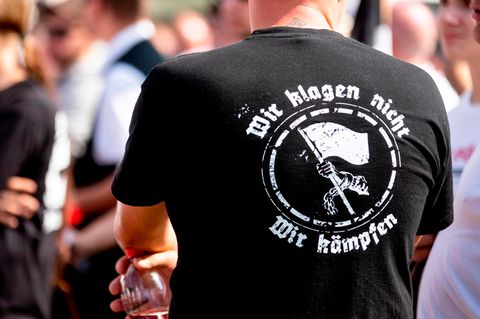 "Wir klagen nicht. Wir kämpfen" steht auf dem T-Shirt eines Teilnehmers einer Neonazi-Demonstration 2018 in Berlin