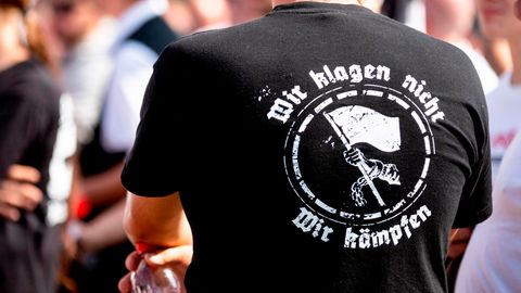 "Wir klagen nicht. Wir kämpfen" steht auf dem T-Shirt eines Teilnehmers einer Neonazi-Demonstration 2018 in Berlin