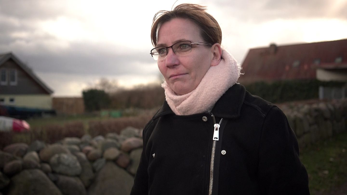 "37°: Mein stiller Freund - Wenn Frauen trinken": Jacqueline steht im Freien und schaut nachdenklich in die Ferne