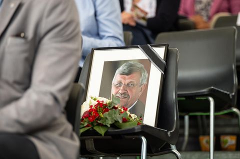 Ein gerahmtes Porträtfoto des erschossenen Kasseler Regierungspräsidenten Walter Lübcke
