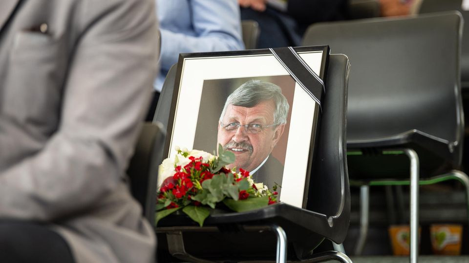 Ein gerahmtes Porträtfoto des erschossenen Kasseler Regierungspräsidenten Walter Lübcke