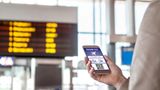 Eine Frau schaut auf ihr Handyticket
