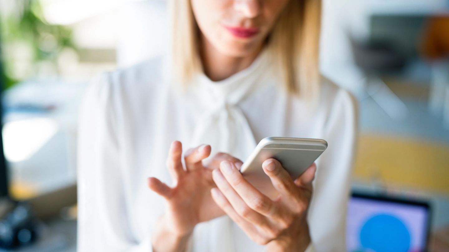 Frau schreibt SMS