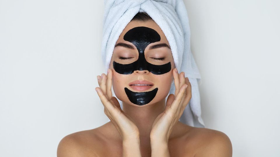 Gesichtsmaske gegen Mitesser Eine Gesichtsmaske mit Aktivkohle