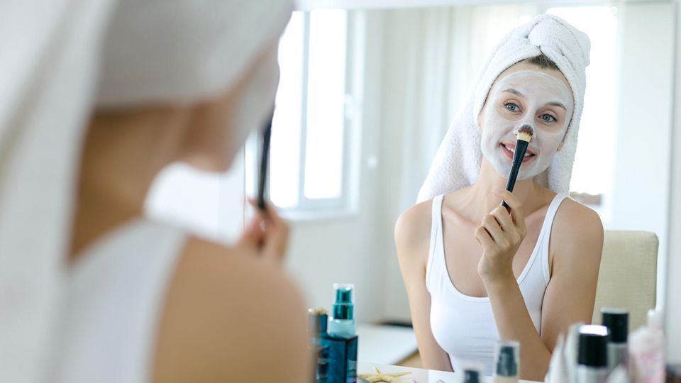Gesichtspeeling Regelmäßige Peelings verbessern das Hautbild