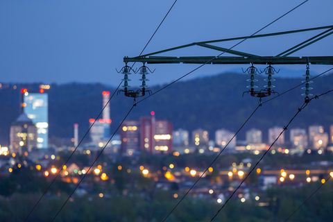 Eine Überlandleitung vor dem Hintergrund eine Großstadt