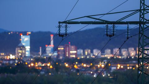 Eine Überlandleitung vor dem Hintergrund eine Großstadt