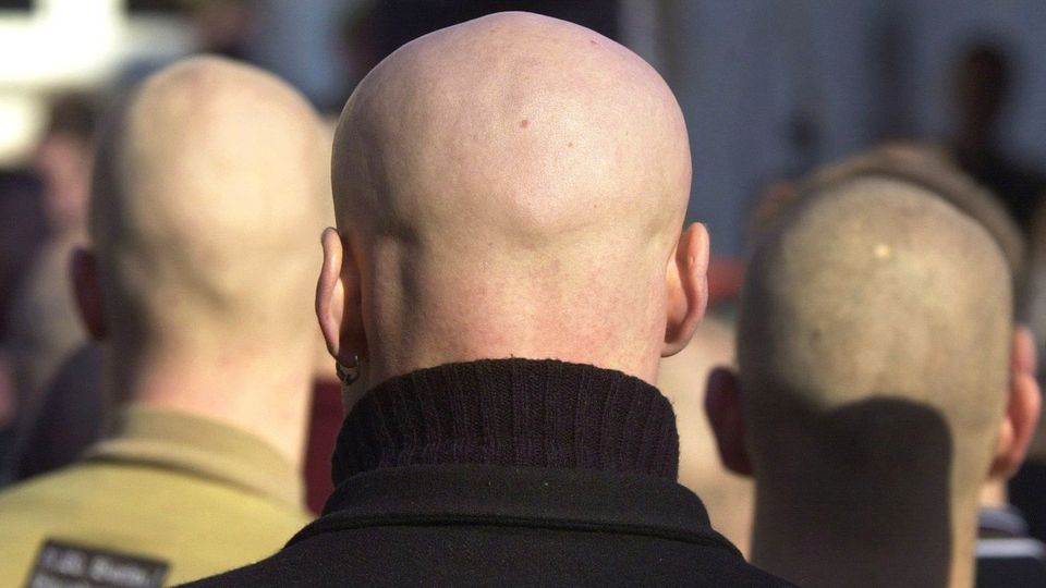 "Combat 18", das Neonazi-Netzwerk unter den Initialen Adolf Hitlers Drei Skinheads nehmen in Hagen an einem Neonazi-Aufmarsch teil