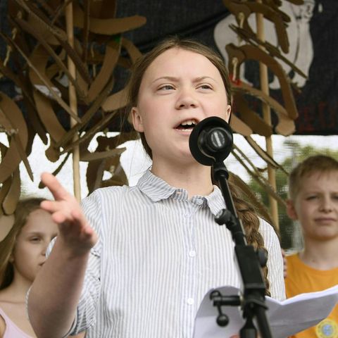 Mädchen mit Mikrofon