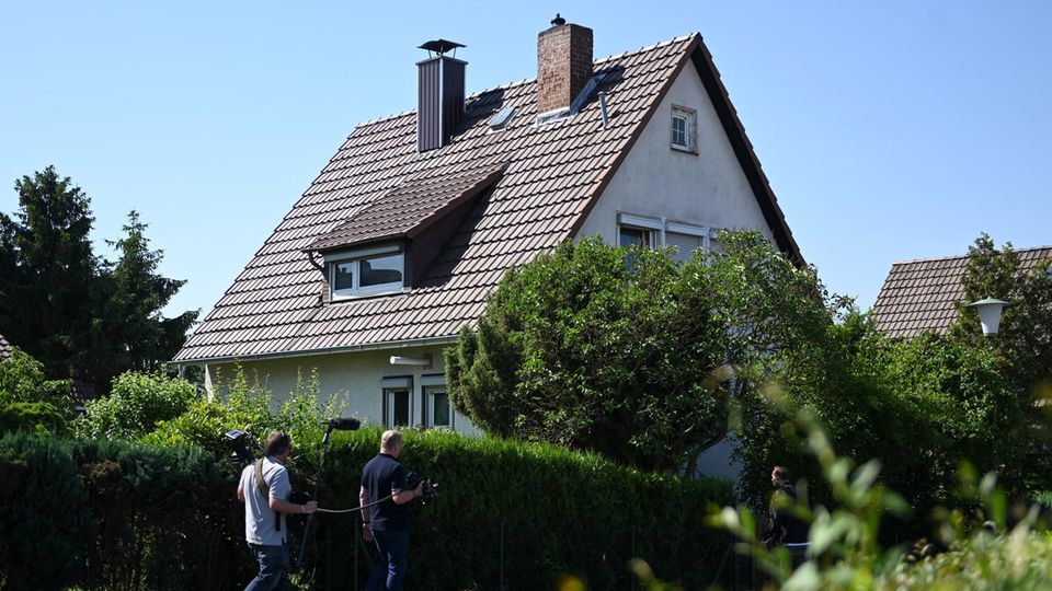 Journalisten gehen vor dem Wohnhaus von Stephan E.