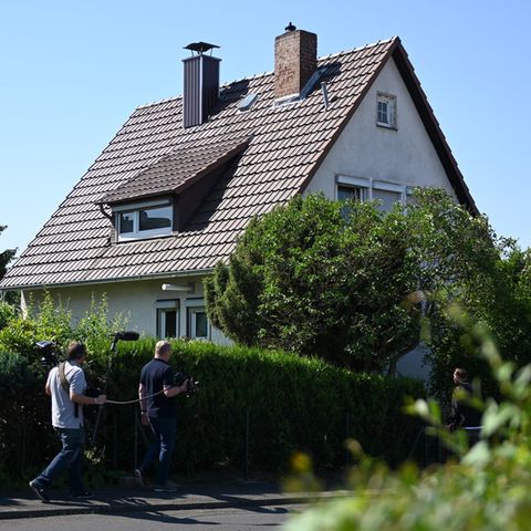 Journalisten gehen vor dem Wohnhaus von Stephan E.