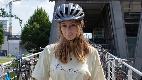 Blondes Mädchen mit Fahrradhelm