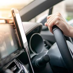 Eine magnetische Handyhalterung erleichtert die Fahrt