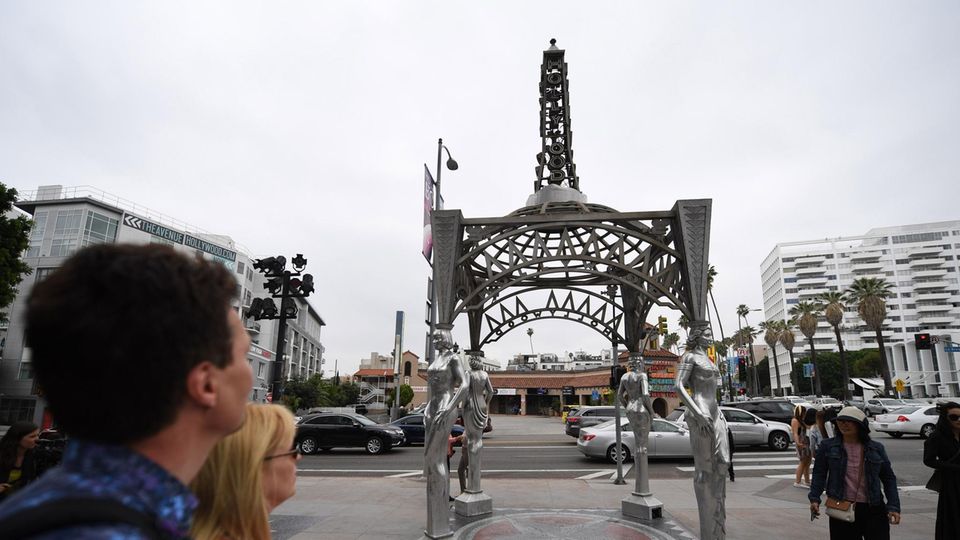 Touristen wundern sich über die fehlende Statue von Marylin Monroe auf dem berühmten Walk of Fame in Hollywood