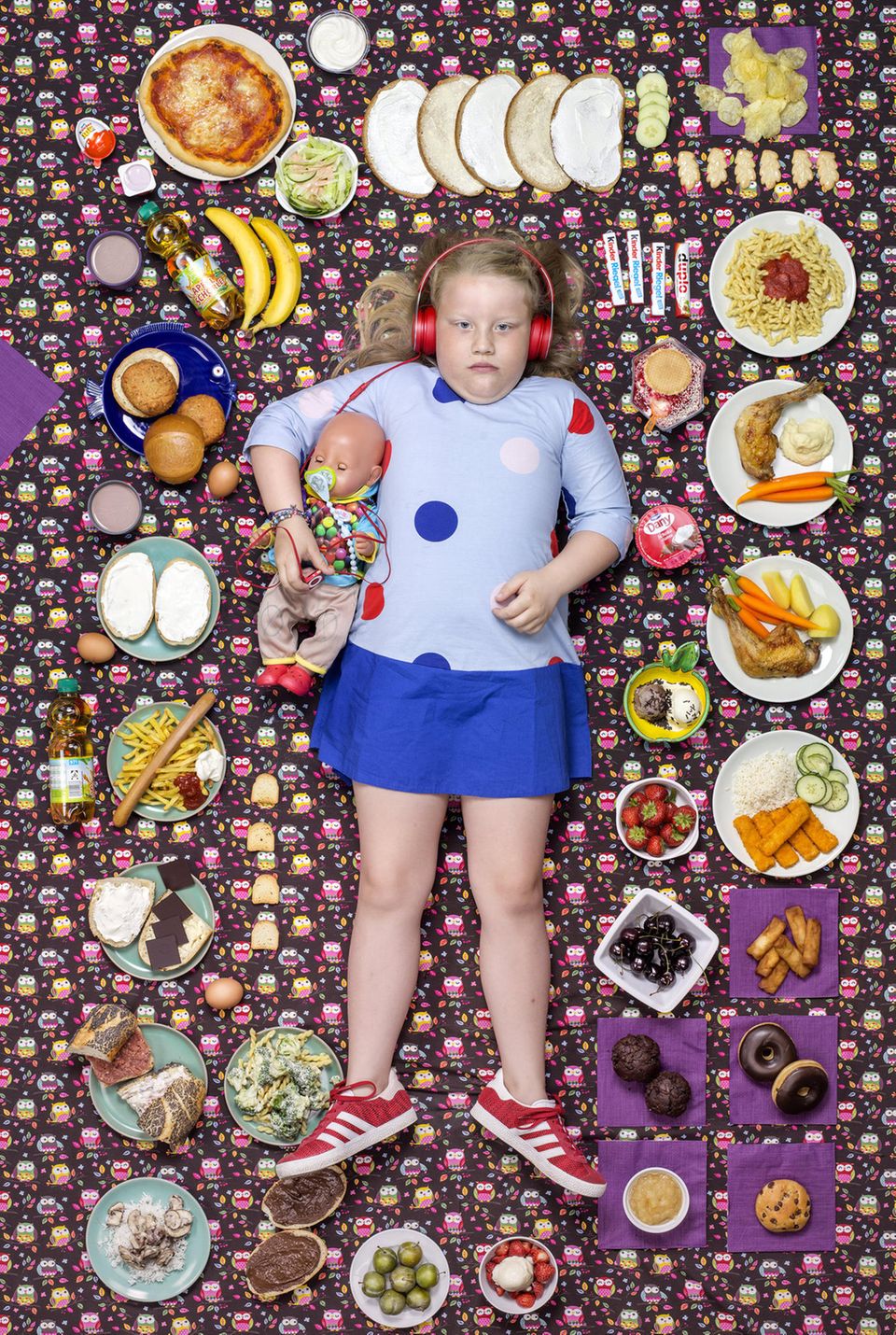 Daily Bread: Greta Möller, Hamburg, Deutschland, 7 Jahre alt Greta lebt mit ihrer Mutter und ihrer jüngeren Schwester in Hamburg und verbringt auch ziemlich viel Zeit mit ihren Großeltern. Ihr Lieblingsessen sind Fischstäbchen mit Kartoffelpüree und Apfelmus. Sie mag keinen Milchreis. Greta Möller, Hamburg, Deutschland, 7 Jahre alt Greta lebt mit ihrer Mutter und ihrer jüngeren Schwester in Hamburg und verbringt auch ziemlich viel Zeit mit ihren Großeltern. Ihr Lieblingsessen sind Fischstäbchen mit Kartoffelpüree und Apfelmus. Sie mag keinen Milchreis.