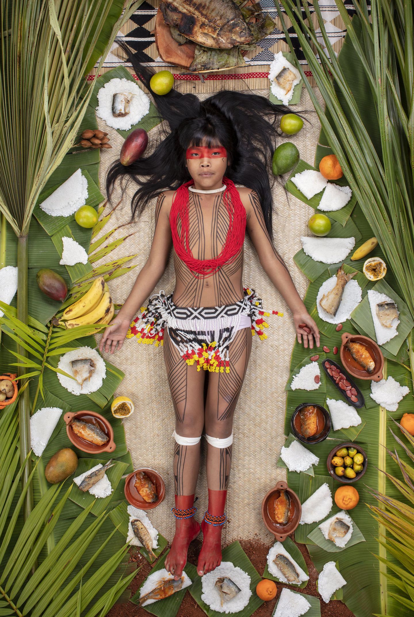 Daily Bread: Kawakanih Yawalapiti, Mato Grosso, Brasilien, 9 Jahre alt Kawakanih lebt mit ihrem Stamm im Xingu-Nationalpark, einem vom Weltraum aus sichtbaren Naturschutzgebiet im Amazonas-Becken Brasiliens. Der Park ist von Rinderfarmen und Sojabohnen umgeben. Allein in den letzten sechs Monaten wurden fast 100 Millionen Bäume durch illegalen Holzschlag und den Ausbau der landwirtschaftlichen Fläche zerstört. Die Yawalapiti und andere Xingu-Stämme sammeln Samen, um Arten zu erhalten, die nur in ihrem Ökosystem zwischen Regenwald und Savanne vorkommen. Kawakanih Yawalapiti, Mato Grosso, Brasilien, 9 Jahre alt Kawakanih lebt mit ihrem Stamm im Xingu-Nationalpark, einem vom Weltraum aus sichtbaren Naturschutzgebiet im Amazonas-Becken Brasiliens. Der Park ist von Rinderfarmen und Sojabohnen umgeben. Allein in den letzten sechs Monaten wurden fast 100 Millionen Bäume durch illegalen Holzschlag und den Ausbau der landwirtschaftlichen Fläche zerstört. Die Yawalapiti und andere Xingu-Stämme sammeln Samen, um Arten zu erhalten, die nur in ihrem Ökosystem zwischen Regenwald und Savanne vorkommen.