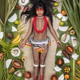 Kawakanih Yawalapiti, Mato Grosso, Brasilien, 9 Jahre alt  Kawakanih lebt mit ihrem Stamm im Xingu-Nationalpark, einem vom Weltraum aus sichtbaren Naturschutzgebiet im Amazonas-Becken Brasiliens. Der Park ist von Rinderfarmen und Sojabohnen umgeben. Allein in den letzten sechs Monaten wurden fast 100 Millionen Bäume durch illegalen Holzschlag und den Ausbau der landwirtschaftlichen Fläche zerstört. Die Yawalapiti und andere Xingu-Stämme sammeln Samen, um Arten zu erhalten, die nur in ihrem Ökosystem zwischen Regenwald und Savanne vorkommen.