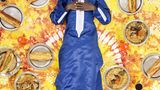 Meissa Ndiaye, Dakar, Senegal, 11 Jahre alt  Meissa teilt sich mit seinem Vater, seiner Mutter und seinem Bruder ein Einzelzimmer in einem baumlosen und sandigen Vorort Dakars. Meissa, ein gläubiger Muslim und Schüler der Koranschule, liebt Ziegenfleisch und süße Speisen wie Porridge. Er isst gern französisches Brot, gefüllt mit Spaghetti, Erbsen oder Bratkartoffeln. Meissas Mutter und Tanten bereiten seine Mahlzeiten zu, ein- oder zweimal pro Woche gibt es auch Take-Out..