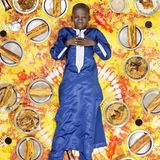 Meissa Ndiaye, Dakar, Senegal, 11 Jahre alt  Meissa teilt sich mit seinem Vater, seiner Mutter und seinem Bruder ein Einzelzimmer in einem baumlosen und sandigen Vorort Dakars. Meissa, ein gläubiger Muslim und Schüler der Koranschule, liebt Ziegenfleisch und süße Speisen wie Porridge. Er isst gern französisches Brot, gefüllt mit Spaghetti, Erbsen oder Bratkartoffeln. Meissas Mutter und Tanten bereiten seine Mahlzeiten zu, ein- oder zweimal pro Woche gibt es auch Take-Out..