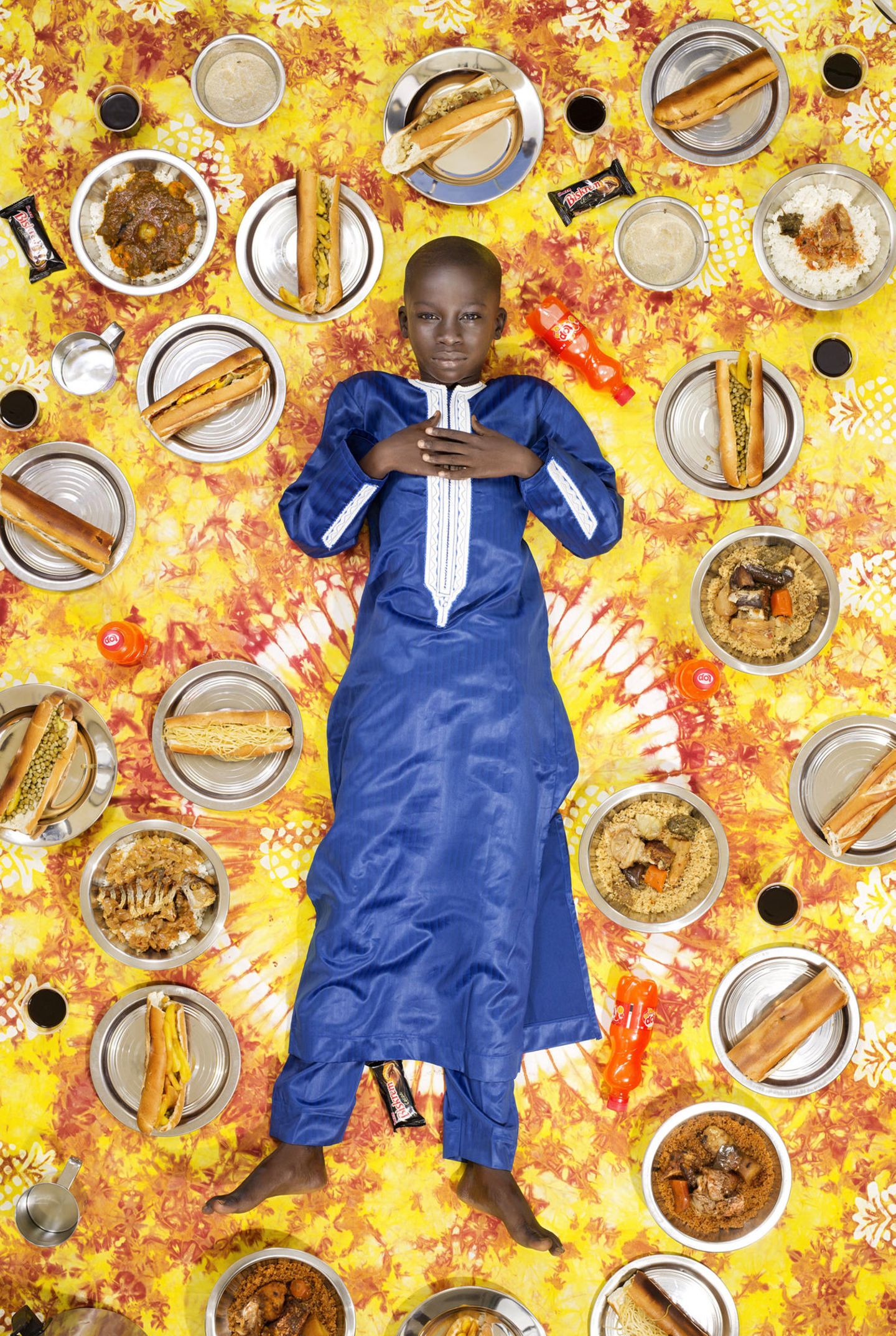 Daily Bread: Meissa Ndiaye, Dakar, Senegal, 11 Jahre alt Meissa teilt sich mit seinem Vater, seiner Mutter und seinem Bruder ein Einzelzimmer in einem baumlosen und sandigen Vorort Dakars. Meissa, ein gläubiger Muslim und Schüler der Koranschule, liebt Ziegenfleisch und süße Speisen wie Porridge. Er isst gern französisches Brot, gefüllt mit Spaghetti, Erbsen oder Bratkartoffeln. Meissas Mutter und Tanten bereiten seine Mahlzeiten zu, ein- oder zweimal pro Woche gibt es auch Take-Out.. Meissa Ndiaye, Dakar, Senegal, 11 Jahre alt Meissa teilt sich mit seinem Vater, seiner Mutter und seinem Bruder ein Einzelzimmer in einem baumlosen und sandigen Vorort Dakars. Meissa, ein gläubiger Muslim und Schüler der Koranschule, liebt Ziegenfleisch und süße Speisen wie Porridge. Er isst gern französisches Brot, gefüllt mit Spaghetti, Erbsen oder Bratkartoffeln. Meissas Mutter und Tanten bereiten seine Mahlzeiten zu, ein- oder zweimal pro Woche gibt es auch Take-Out..
