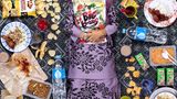Nur Zahra Alya Nabila Binti Mustakim, Kajang, Malaysia, 7 Jahre alt  Auf Nurs Speiseplan stehen chinesische, indische und malaiische Gerichte wie Chee Cheong Fun, Reisnudelröllchen mit gedämpftem Tofu, Bohnenquark und Fischbällchen, die mit etwas süßer Chilipaste serviert werden. Roti Canai, ein Fladenbrot mit Dal und Curry; und Nasi Lemak, eine Mischung aus Reis, gekochten Eiern, Gurken, Sardellen, Erdnüssen und Sambal (scharfe Soße), in Kokosmilch gekocht und in Bananenblätter gewickelt. 90% der Mahlzeiten von Nur sind hausgemacht. Sie liebt das Essen ihrer Mutter, besonders ihre Nasa Ayam (Hühnchen und Reis). Das ungesündeste Essen, das Nur isst, sind die Snacks und süßen Getränke, die sie in ihrer Schulkantine kauft.