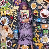 Nur Zahra Alya Nabila Binti Mustakim, Kajang, Malaysia, 7 Jahre alt  Auf Nurs Speiseplan stehen chinesische, indische und malaiische Gerichte wie Chee Cheong Fun, Reisnudelröllchen mit gedämpftem Tofu, Bohnenquark und Fischbällchen, die mit etwas süßer Chilipaste serviert werden. Roti Canai, ein Fladenbrot mit Dal und Curry; und Nasi Lemak, eine Mischung aus Reis, gekochten Eiern, Gurken, Sardellen, Erdnüssen und Sambal (scharfe Soße), in Kokosmilch gekocht und in Bananenblätter gewickelt. 90% der Mahlzeiten von Nur sind hausgemacht. Sie liebt das Essen ihrer Mutter, besonders ihre Nasa Ayam (Hühnchen und Reis). Das ungesündeste Essen, das Nur isst, sind die Snacks und süßen Getränke, die sie in ihrer Schulkantine kauft.