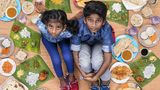 Tharkish Sri Ganesh, 10 Jahre alt, und Mierra Sri Varrsha, 8 Jahre alt, Kuala Lumpur, Malaysia  Tharkish und Mierras leben mit ihren Eltern in einem Vorort in Kuala Lumpur. Ihr Vater arbeitet als Oberbeleuchter in der Filmproduktion, und ihre Mutter ist Hausfrau und kocht hauptsächlich; am Wochenende gibt es manchmal Take-Out-Essen von KFC, Pizza Hut oder Chinesisch. Mierra mag den stechenden Geruch von Fleisch nicht. Sie bevorzugt Süßigkeiten und Pralinen. Ihre früheste Erinnerung an Essen ist Reisbrei, ihr Soulfood, wenn sie krank wird. Tharkishs Lieblingsessen ist Puttu, gedämpfter gemahlener Reis, überzogen mit Kokosnuss und belegt mit Bananen und Palmzucker. Tharkish mag keine Zwiebeln, weil sie komisch schmecken und einen komischen Geruch in seinem Mund hinterlassen.