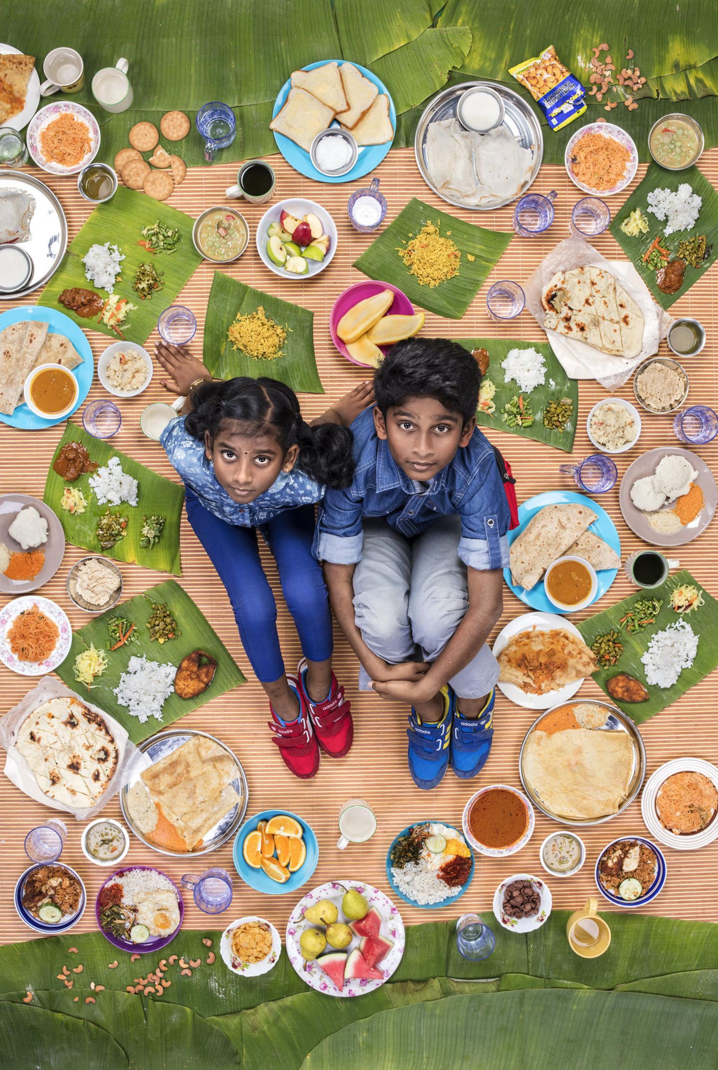 Daily Bread: Tharkish Sri Ganesh, 10 Jahre alt, und Mierra Sri Varrsha, 8 Jahre alt, Kuala Lumpur, Malaysia Tharkish und Mierras leben mit ihren Eltern in einem Vorort in Kuala Lumpur. Ihr Vater arbeitet als Oberbeleuchter in der Filmproduktion, und ihre Mutter ist Hausfrau und kocht hauptsächlich; am Wochenende gibt es manchmal Take-Out-Essen von KFC, Pizza Hut oder Chinesisch. Mierra mag den stechenden Geruch von Fleisch nicht. Sie bevorzugt Süßigkeiten und Pralinen. Ihre früheste Erinnerung an Essen ist Reisbrei, ihr Soulfood, wenn sie krank wird. Tharkishs Lieblingsessen ist Puttu, gedämpfter gemahlener Reis, überzogen mit Kokosnuss und belegt mit Bananen und Palmzucker. Tharkish mag keine Zwiebeln, weil sie komisch schmecken und einen komischen Geruch in seinem Mund hinterlassen. Tharkish Sri Ganesh, 10 Jahre alt, und Mierra Sri Varrsha, 8 Jahre alt, Kuala Lumpur, Malaysia Tharkish und Mierras leben mit ihren Eltern in einem Vorort in Kuala Lumpur. Ihr Vater arbeitet als Oberbeleuchter in der Filmproduktion, und ihre Mutter ist Hausfrau und kocht hauptsächlich; am Wochenende gibt es manchmal Take-Out-Essen von KFC, Pizza Hut oder Chinesisch. Mierra mag den stechenden Geruch von Fleisch nicht. Sie bevorzugt Süßigkeiten und Pralinen. Ihre früheste Erinnerung an Essen ist Reisbrei, ihr Soulfood, wenn sie krank wird. Tharkishs Lieblingsessen ist Puttu, gedämpfter gemahlener Reis, überzogen mit Kokosnuss und belegt mit Bananen und Palmzucker. Tharkish mag keine Zwiebeln, weil sie komisch schmecken und einen komischen Geruch in seinem Mund hinterlassen.
