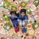 Tharkish Sri Ganesh, 10 Jahre alt, und Mierra Sri Varrsha, 8 Jahre alt, Kuala Lumpur, Malaysia  Tharkish und Mierras leben mit ihren Eltern in einem Vorort in Kuala Lumpur. Ihr Vater arbeitet als Oberbeleuchter in der Filmproduktion, und ihre Mutter ist Hausfrau und kocht hauptsächlich; am Wochenende gibt es manchmal Take-Out-Essen von KFC, Pizza Hut oder Chinesisch. Mierra mag den stechenden Geruch von Fleisch nicht. Sie bevorzugt Süßigkeiten und Pralinen. Ihre früheste Erinnerung an Essen ist Reisbrei, ihr Soulfood, wenn sie krank wird. Tharkishs Lieblingsessen ist Puttu, gedämpfter gemahlener Reis, überzogen mit Kokosnuss und belegt mit Bananen und Palmzucker. Tharkish mag keine Zwiebeln, weil sie komisch schmecken und einen komischen Geruch in seinem Mund hinterlassen.