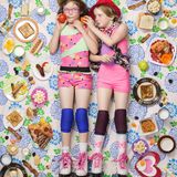 Alexandra (links), 9 Jahre alt und Jessica, 8 Jahre alt, Altadena, USA  Alex und Jessicas Vater und Großvater arbeiten als Ingenieure für die Nasa. Ihr Garten ist voll mit Lebensmitteln: Brombeeren, Weintrauben, Fruchtbäume wie Feigen, Pfirsich, Granatäpfel, Guava und Bananen. Außerdem haben sie Hühner, deren Eier sie fast jeden Tag essen.  Jessica liebt Süßigkeiten und Pizza mit Schinken und mag keine Bohnen, Paprika, Sushi und Schokolade. Alex macht selbst Hot Pockets, Pizzabrötchen und Quesadillas, aber ihr Lieblingsgericht ist Makkaroni und Käse. Sie weigert sich, Rosenkohl oder durchgeweichte Brokkoli-Reste zu essen.