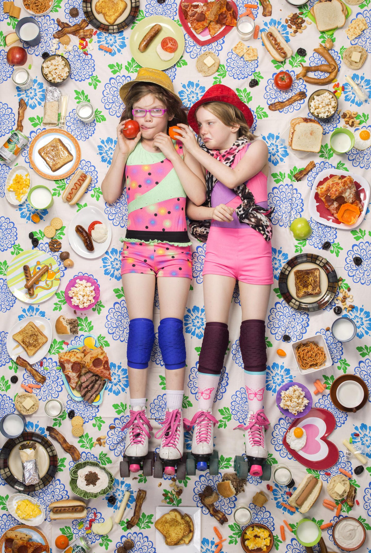 Daily Bread: Alexandra (links), 9 Jahre alt und Jessica, 8 Jahre alt, Altadena, USA Alex und Jessicas Vater und Großvater arbeiten als Ingenieure für die Nasa. Ihr Garten ist voll mit Lebensmitteln: Brombeeren, Weintrauben, Fruchtbäume wie Feigen, Pfirsich, Granatäpfel, Guava und Bananen. Außerdem haben sie Hühner, deren Eier sie fast jeden Tag essen. Jessica liebt Süßigkeiten und Pizza mit Schinken und mag keine Bohnen, Paprika, Sushi und Schokolade. Alex macht selbst Hot Pockets, Pizzabrötchen und Quesadillas, aber ihr Lieblingsgericht ist Makkaroni und Käse. Sie weigert sich, Rosenkohl oder durchgeweichte Brokkoli-Reste zu essen. Alexandra (links), 9 Jahre alt und Jessica, 8 Jahre alt, Altadena, USA Alex und Jessicas Vater und Großvater arbeiten als Ingenieure für die Nasa. Ihr Garten ist voll mit Lebensmitteln: Brombeeren, Weintrauben, Fruchtbäume wie Feigen, Pfirsich, Granatäpfel, Guava und Bananen. Außerdem haben sie Hühner, deren Eier sie fast jeden Tag essen. Jessica liebt Süßigkeiten und Pizza mit Schinken und mag keine Bohnen, Paprika, Sushi und Schokolade. Alex macht selbst Hot Pockets, Pizzabrötchen und Quesadillas, aber ihr Lieblingsgericht ist Makkaroni und Käse. Sie weigert sich, Rosenkohl oder durchgeweichte Brokkoli-Reste zu essen.