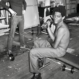 Basquiat mit freiem Oberkörper auf einer Hantelbank