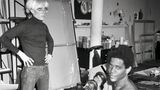 Basquiat mit freiem Oberkörper auf einer Hantelbank