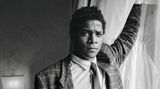 Basquiat steht am Fenster und raucht