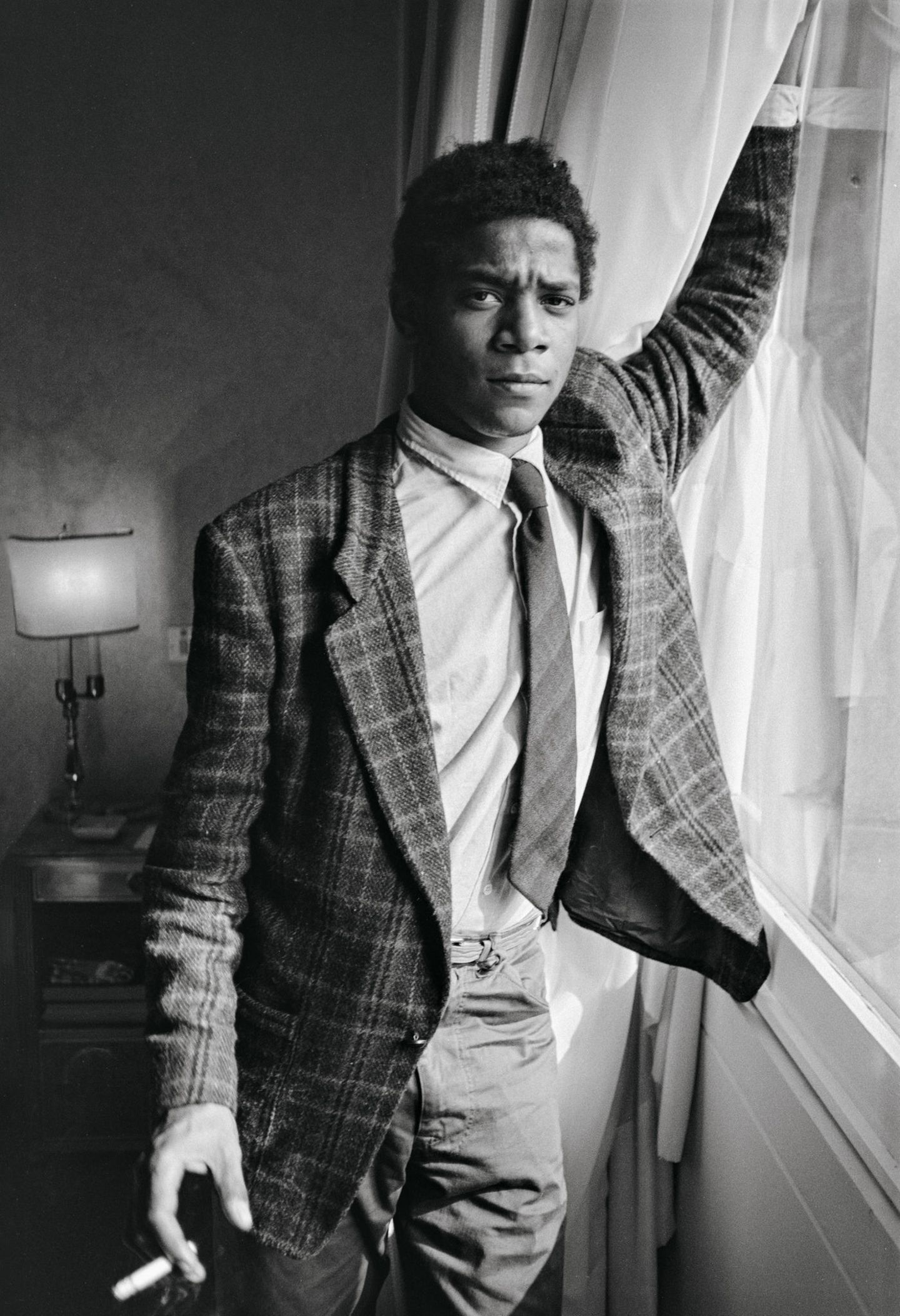 Basquiat steht am Fenster und raucht