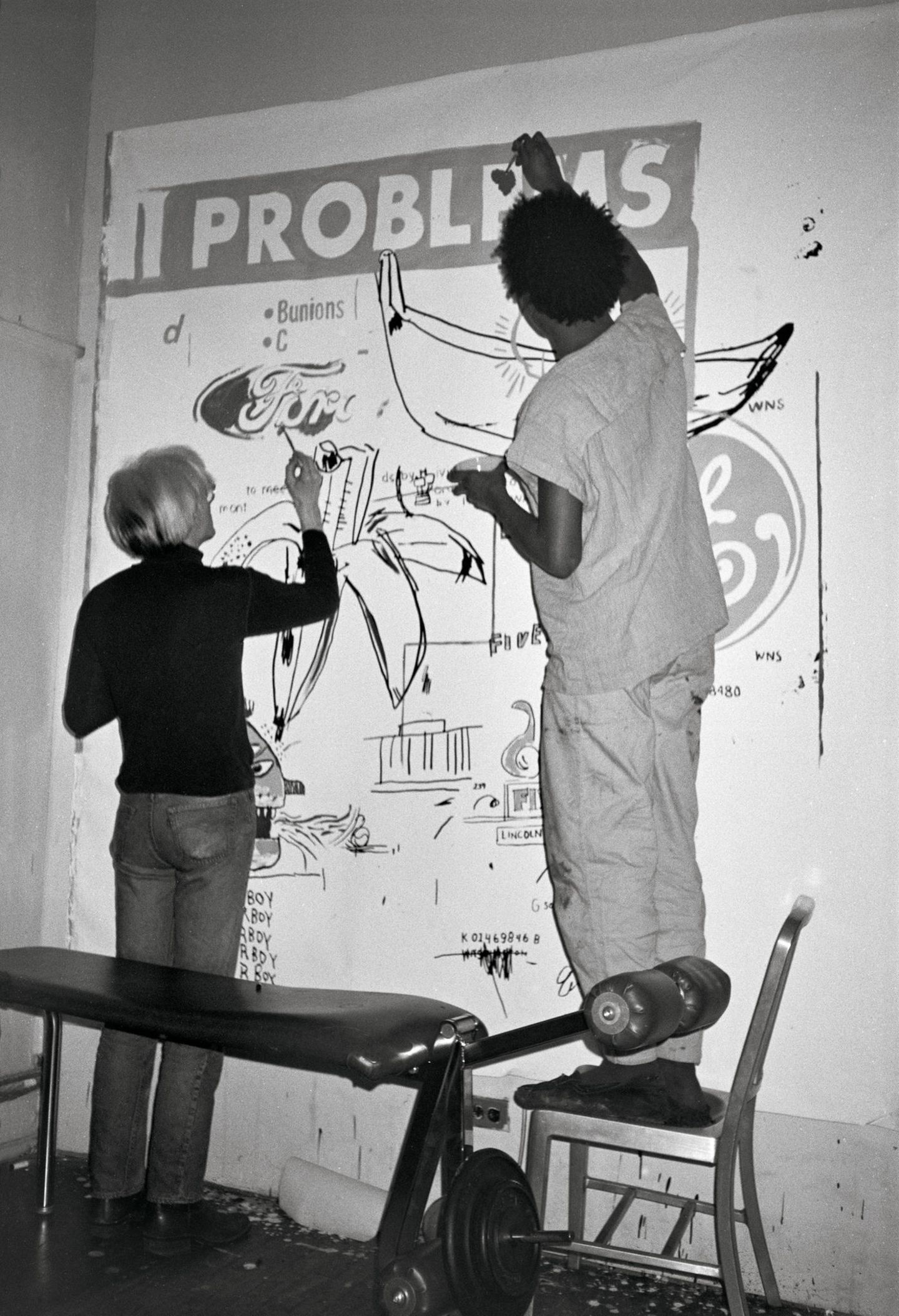 Andy Warhol und Jean-Michel Basquiat arbeiten gemeinam an einem Bild