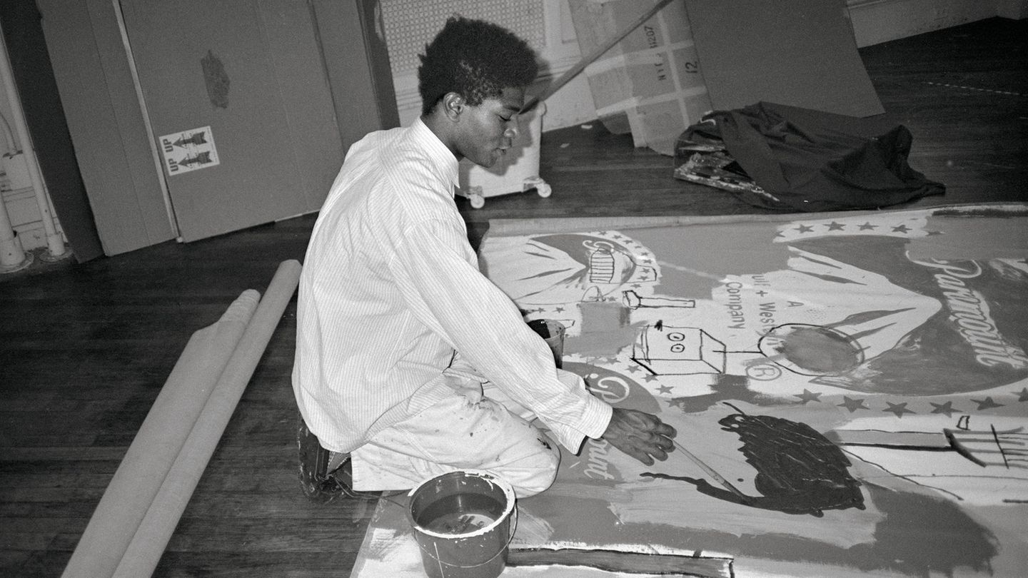 New York in den 1980ern: Montag, 16. April 1984: eine Kollaboration von Warhol und Basquiat. "Jean Michel war im Atelier, hat sich sein Mittagessen mitgebracht, am Boden gemalt und nicht viel geredet. Ich glaube, er bleibt die ganze Nacht auf, das war's dann wohl mit seiner Schlafenszeit", kommentiert Warhol zu diesem Tag. Das vollendete Werk ist "Untitled". Montag, 16. April 1984: eine Kollaboration von Warhol und Basquiat. "Jean Michel war im Atelier, hat sich sein Mittagessen mitgebracht, am Boden gemalt und nicht viel geredet. Ich glaube, er bleibt die ganze Nacht auf, das war's dann wohl mit seiner Schlafenszeit", kommentiert Warhol zu diesem Tag. Das vollendete Werk ist "Untitled".