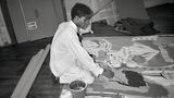 Montag, 16. April 1984: eine Kollaboration von Warhol und Basquiat. "Jean Michel war im Atelier, hat sich sein Mittagessen mitgebracht, am Boden gemalt und nicht viel geredet. Ich glaube, er bleibt die ganze Nacht auf, das war's dann wohl mit seiner Schlafenszeit", kommentiert Warhol zu diesem Tag. Das vollendete Werk ist "Untitled".