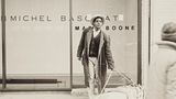 Jean-Michel Basquiat steht vor der Galerie Mary Boone, wo er ausstellt