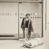 Jean-Michel Basquiat steht vor der Galerie Mary Boone, wo er ausstellt