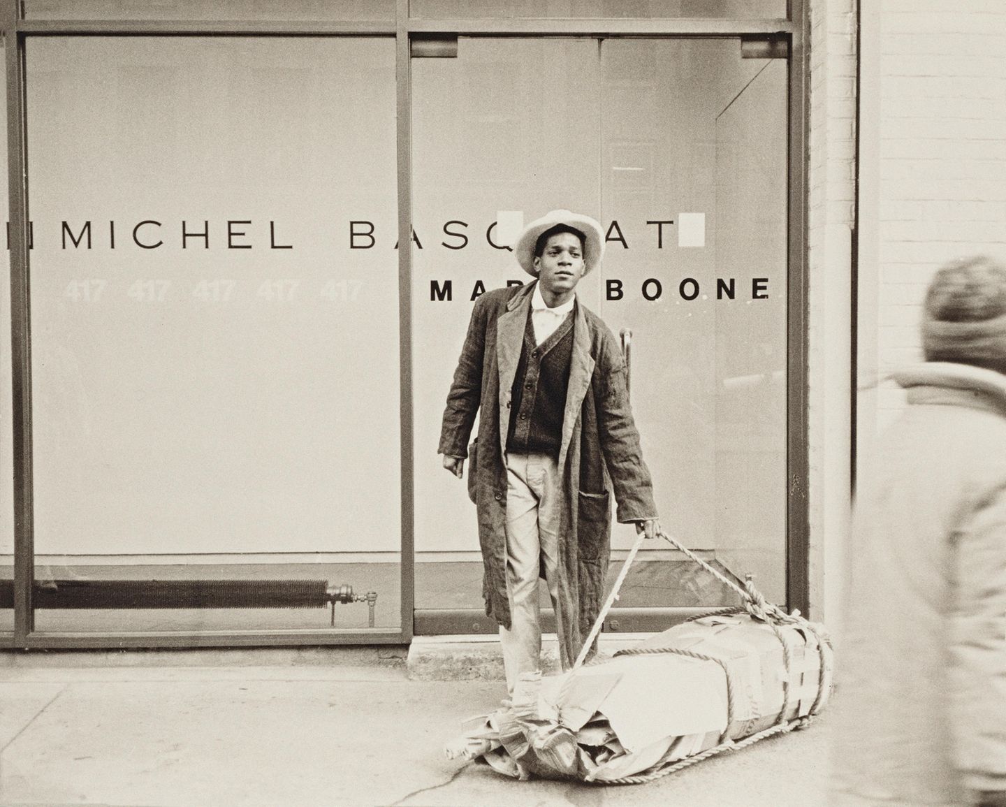 Jean-Michel Basquiat steht vor der Galerie Mary Boone, wo er ausstellt