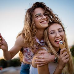 Zwei Frauen mit Eis