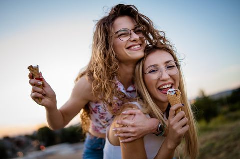 Zwei Frauen mit Eis