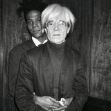 Basquiat umfasst Andy Warhol, der vor ihm steht