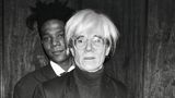 Basquiat umfasst Andy Warhol, der vor ihm steht