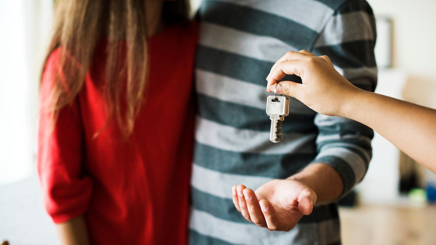 Schlüsselübergabe für eine Wohnung