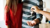 Schlüsselübergabe für eine Wohnung